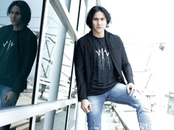 Kenangan Vino G. Bastian dan Velove Vexia dengan Istri Mendiang Chrisye