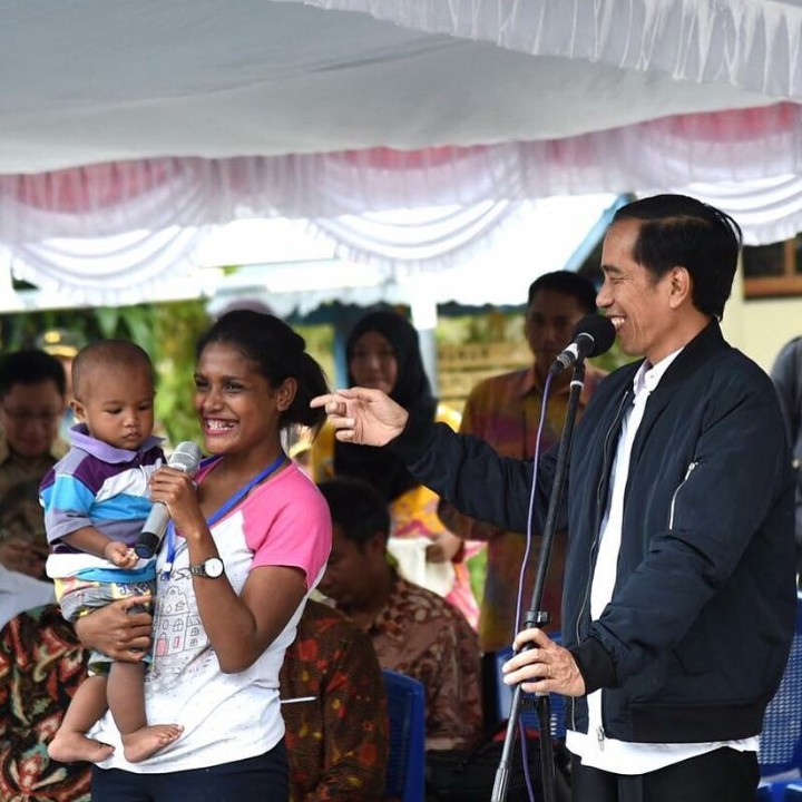 <p>Ini saat Jokowi menyambangi Jayapura untuk pemberian makanan tambahan untuk ibu hamil, balita, dan anak sekolah. Jokowi terlihat ceria saat ngobrol dengan ibu dan anak ini. (Foto: Instagram @jokowi)</p>