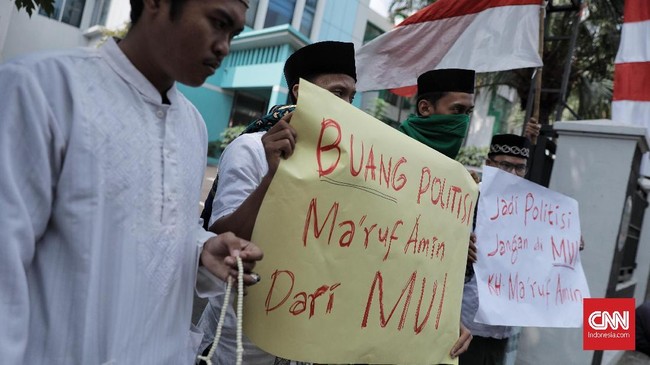 Kepolisian meminta massa pedemo yang menuntut Ma'ruf Amin mundur sebagai Ketua Umum MUI karena belum memberitahukan aksi itu ke kepolisian.