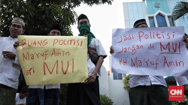 Umat Islam diklaim akan merugi jika Ma'ruf Amin tidak mundur sebagai Ketum MUI karena setiap keputusannya diduga akan sarat dengan kepentingan politik.