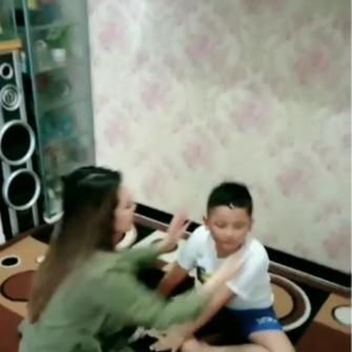 <p>Via Vallen membujuk Alvin yang ngambek karena nggak diajak ke Rusia. Ya ampun lucu banget Alvin! (Foto: Instagram @viavallen)</p>