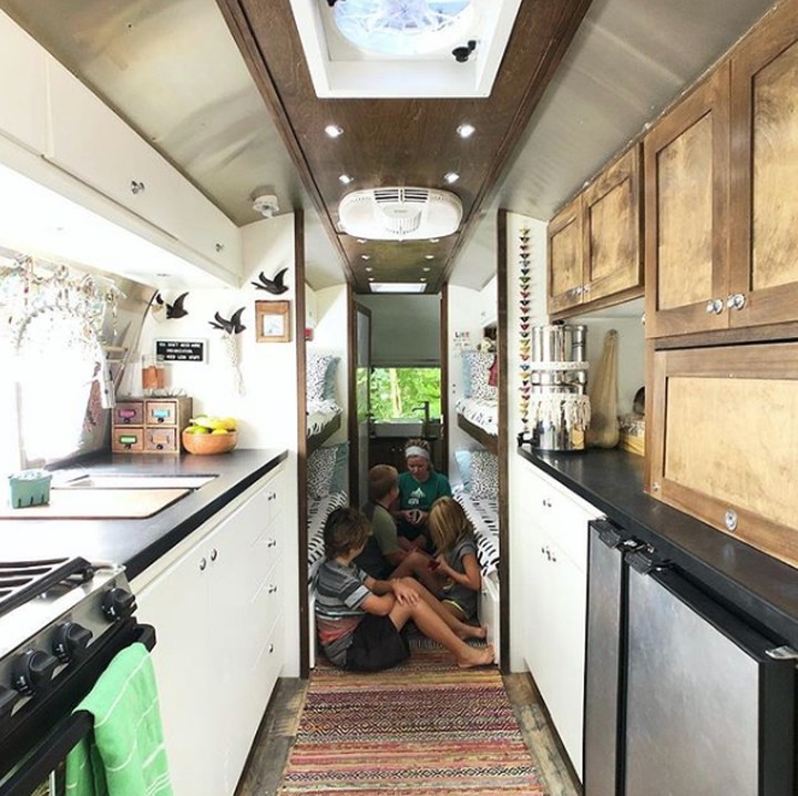 <p>Soal pendidikan, anak-anak diajari sang bunda dengan metode roadschool yang mirip dengan homeschool. (Foto: Instagram @tinyshinyhome)</p>