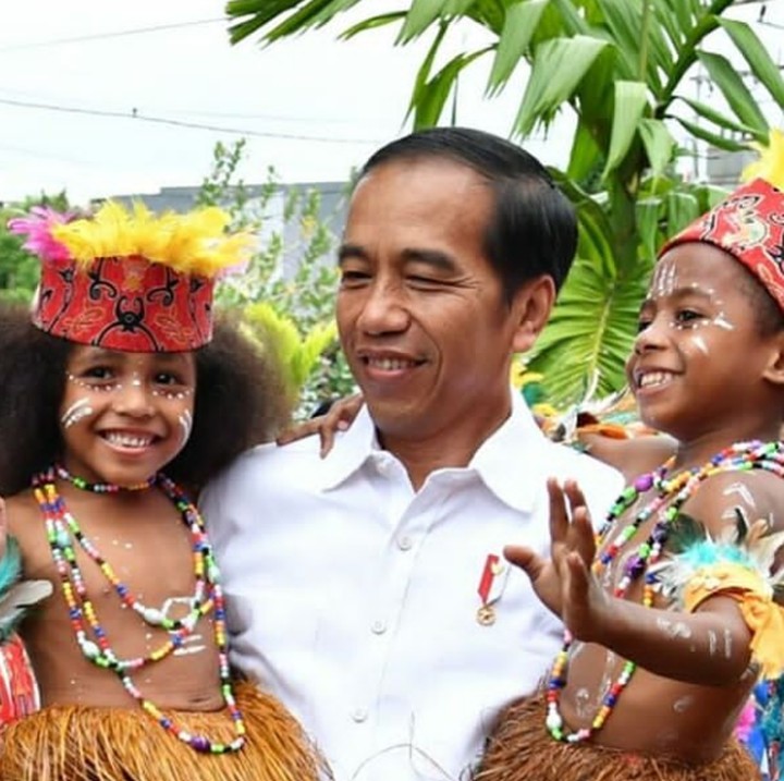 <p>"Belajar yang giat anak-anakku untuk membangun negeri ini. Kalian pewaris Nusantara. Di tangan kalianlah anak-anak Indonesia masa depan negeri ini," pesan Jokowi dalam kunjungannya ke Papua. (Foto: Instagram @jokowi/ Biro Pers Setpres)</p>