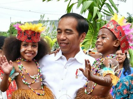 Potret Keceriaan Jokowi Saat Berada di Tengah Anak-anak