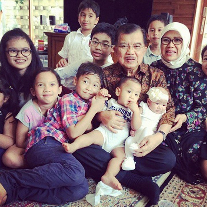<p>Beginilah keseruan Eyang JK dan Mufidah saat kumpul bareng cucu-cucunya. (Foto: Instagram/ @jusufkalla)</p>