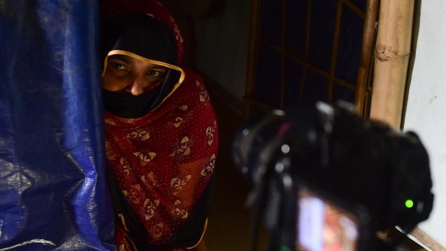 Pengungsi Rohingya mengajukan gugatan ke Mahkamah Pidana Internasional atas kekejaman militer Myanmar yang membuat mereka mengungsi ke Bangladesh.