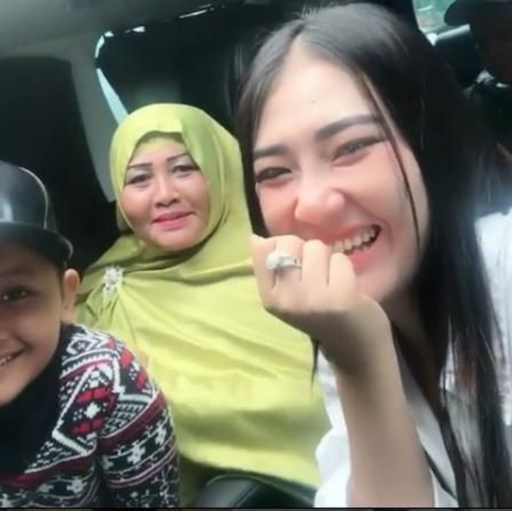 <p>Via Vallen tertawa bareng Alvin dan sang bunda. Happy! (Foto: Instagram @viavallen)<br /><br /></p>