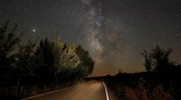 FOTO: Melihat Keindahan Hujan Meteor Perseid Hujan meteor Perseid mengalami puncaknya pada Minggu (12/8) dan Senin (13/8) dini hari yang bisa diamati dari seluruh dunia.