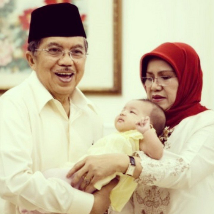<p>Buat kakek dan nenek, cucu adalah salah satu harta yang paling berharga. (Foto: Instagram/ @jusufkalla)   </p>