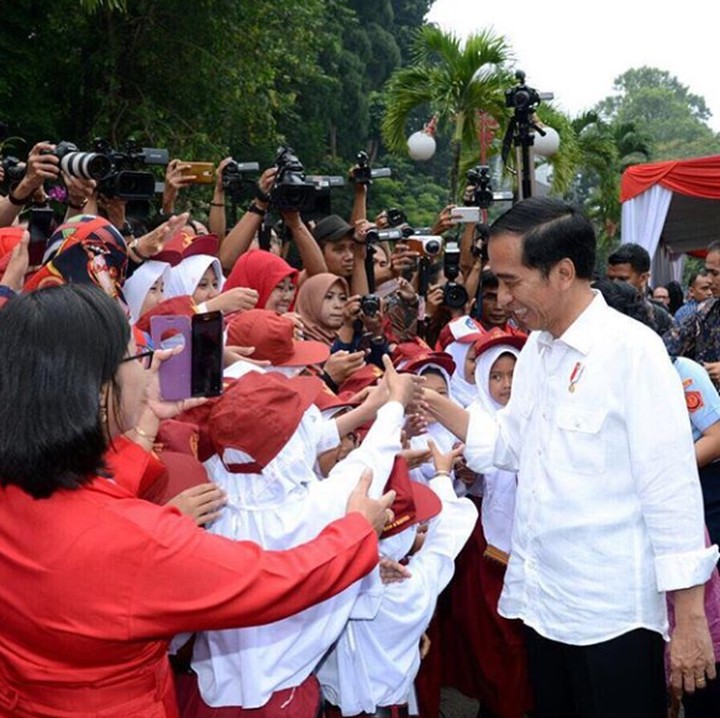 <p>Jokowi happy saat bersalaman dengan anak-anak yang berkumpul di UGM. (Foto: Instagram @jokowi/ Biro Pers Setpers)</p>