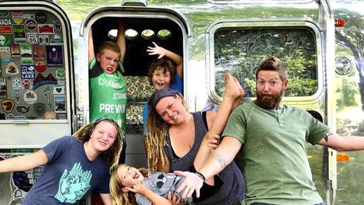 Sebuah keluarga dengan empat anak asal AS memilih hidup dengan cara nomaden menggunakn mobil caravan. Simak yuk kisahnya.