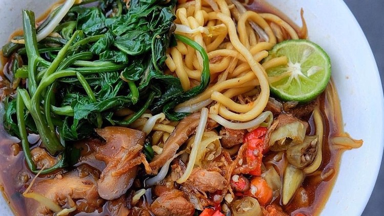 Perpaduan mi dicampur dengan kangkung dan ayam bisa jadi pilihan menu akhir pekan yang mengenyangkan.