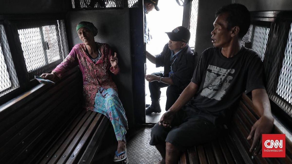 Pengemis Bawa Anak Ngamuk saat Ditangkap Satpol PP di Klender Jaktim