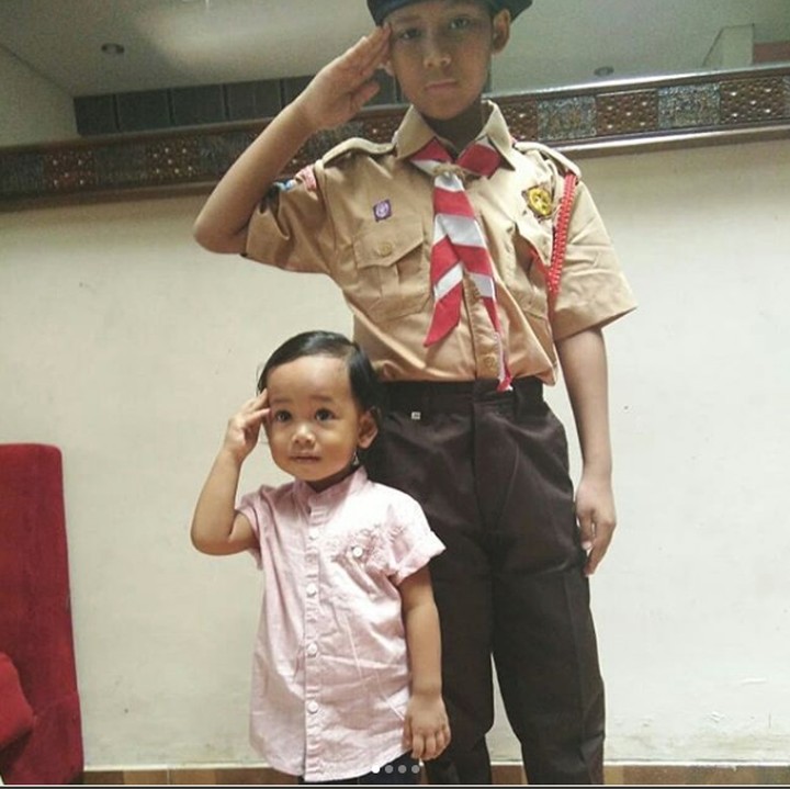 <p>Saat si adik ikut merayakan Hari Pramuka 2018 seperti kakaknya. (Foto: Instagram @umiimdad)</p>
