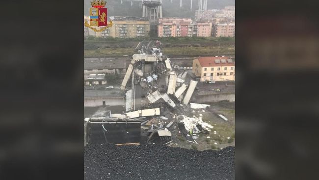 Jembatan Tol Genoa Runtuh, Dua Korban Selamat Dua korban selamat dilarikan ke rumah sakit setelah ditemukan di bawah puing-puing jembatan jalan tol Genoa, Italia yang runtuh, Selasa (14/8).