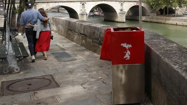 Sampah, kekeringan, degradasi tanah, hingga polusi udara merupakan dampak negatif dari pariwisata.