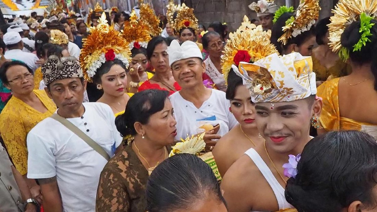 FOTO: 'Peri Gigi' Penuntun Remaja Bali Menuju Dewasa