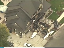 Penampakan Hancurnya Dua Rumah Ditabrak Pesawat di San Diego