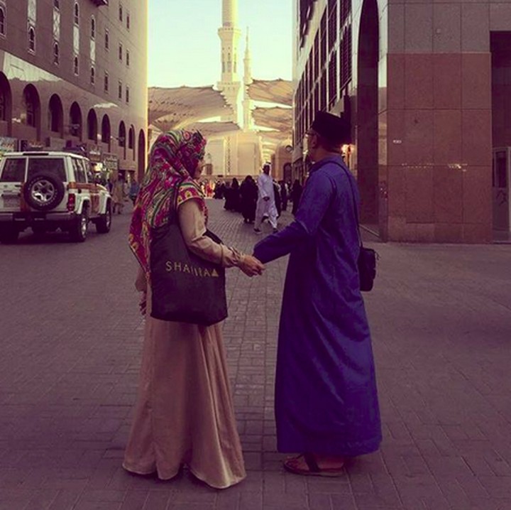 <p>Pose Emil dan Atalia nggak kalah romantis dengan pasangan 'jaman now', he-he-he. (Foto: Instagram/ @ridwankamil)</p>