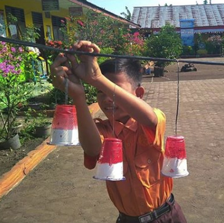 <p>Hari Pramuka 2018 di Indonesia jatuh pada tanggal 14 Agustus. Karena dikit lagi HUT RI, si kecil ikut bantu menghias sekolah dengan nuansa merah putih. (Foto: Instagram @rangga_bargara)</p>