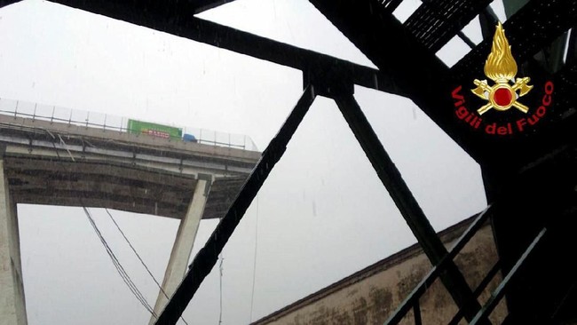 Puluhan orang diduga tewas setelah jembatan jalan tol di kota Genoa, Italia roboh menimpa rel kereta api, gedung-gedung dan sungai.