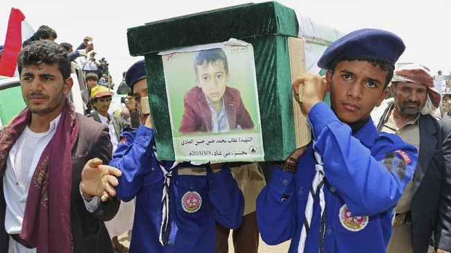 Ahli menuduh bahwa bom yang digunakan koalisi pimpinan Arab Saudi dalam serangan yang menghancurkan bus sekolah di Yaman dipasok dari Amerika Serikat (AS)