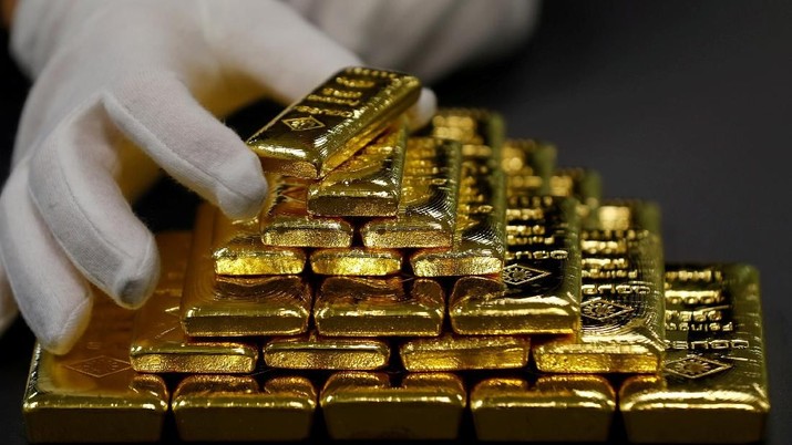 FILE PHOTO: An employee sorts gold bars in the Austrian Gold and Silver Separating Plant 'Oegussa' in Vienna, Austria, December 15, 2017.  REUTERS/Leonhard Foeger/File Photo