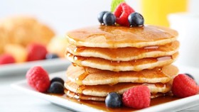 Stroberi dan Krim Jadi Topping Pancake Terfavorit