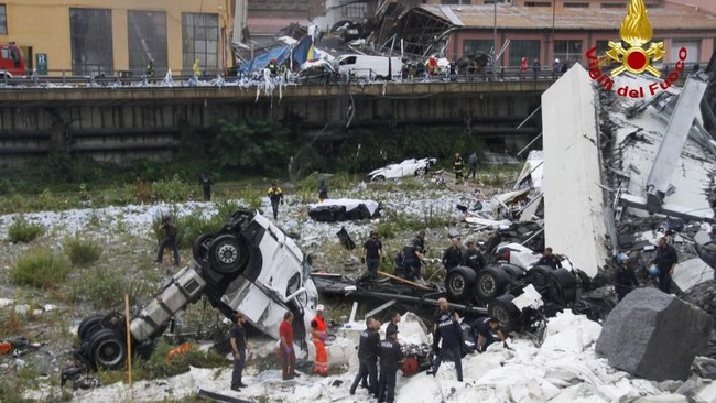 Sumber kepolisian menyebutkan setidaknya 10 orang tewas dalam insiden jembatan tol roboh di Genoa, Italia dan angka ini akan terus bertambah. 