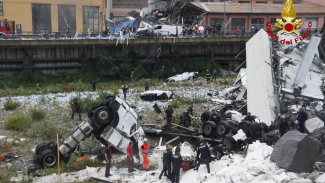 Setidaknya 10 Tewas akibat Jembatan Tol Roboh di Genoa Sumber kepolisian menyebutkan setidaknya 10 orang tewas dalam insiden jembatan tol roboh di Genoa, Italia dan angka ini akan terus bertambah.