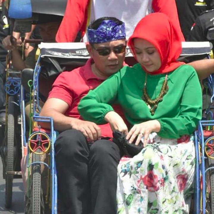 <p>Walau agak sempit, naik becak berdua suami tetap bikin happy, hi-hi-hi. (Foto: Instagram/ @ridwankamil)</p>