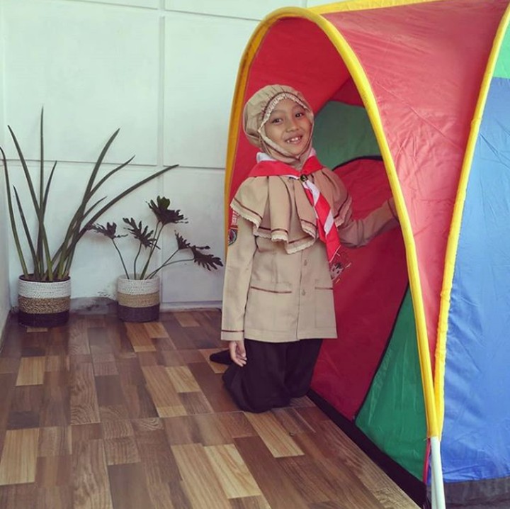 <p>Pose di tenda rumah dulu sebelum upacara Hari Pramuka ke-57. (Foto: Instagram @tito.kurniawan)</p>