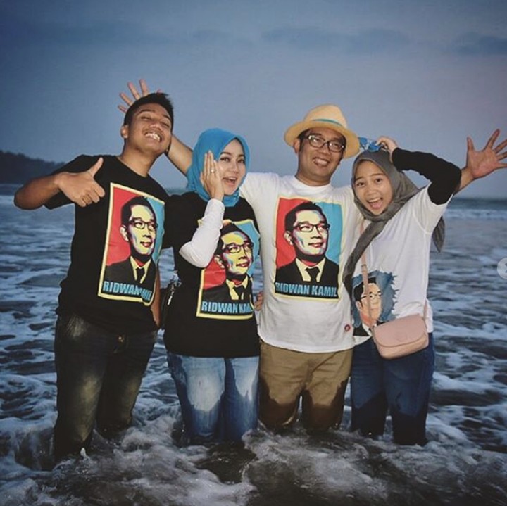 <p>Kekompakan keluarga yang satu ini nggak perlu diragukan lagi deh. Hi-hi-hi. (Foto: Instagram @ridwankamil)</p>