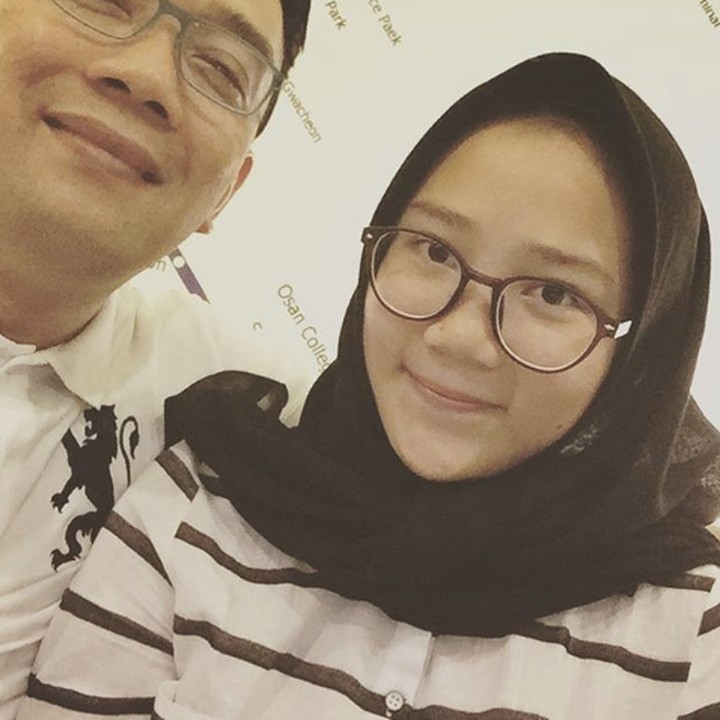 <p>Ketika Ayah Emil diajak selfie Zara. Ayah Emil dan Zara mirip banget ya? (Foto: Instagram @ridwankamil)</p>