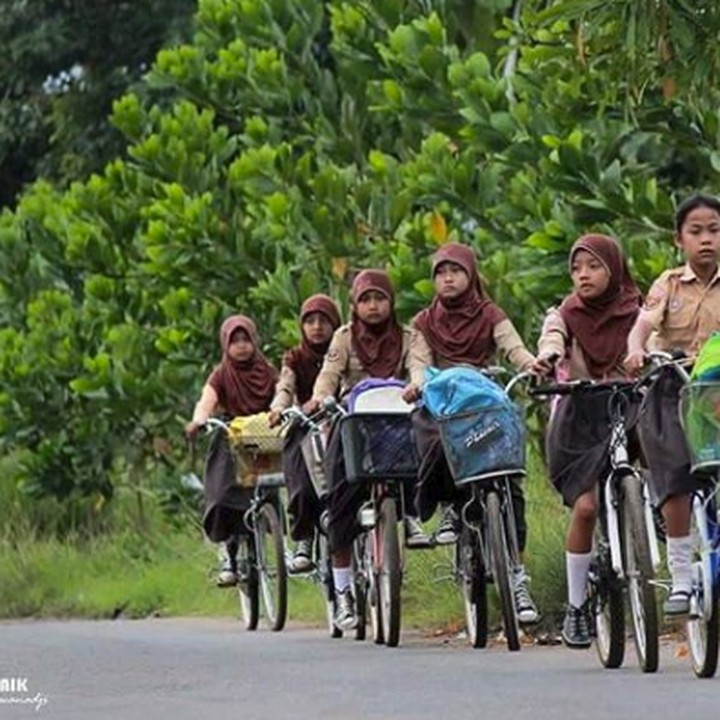 <p>Semangat pergi ke sekolah, Nak. (Foto: Instagram @aikpahlawankita)</p>
