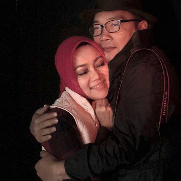 <p>So sweet! Pelukan hangat Kang Emil buat 'si Cinta'. (Foto: Instagram/ @ridwankamil)  </p>