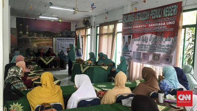 Emak-emak yang hadir adalah pendukung Anies Baswedan-Sandiaga Uno pada Pilkada DKI lalu. Mereka kini mendukung Sandi yang berpasangan dengan Prabowo Subianto.