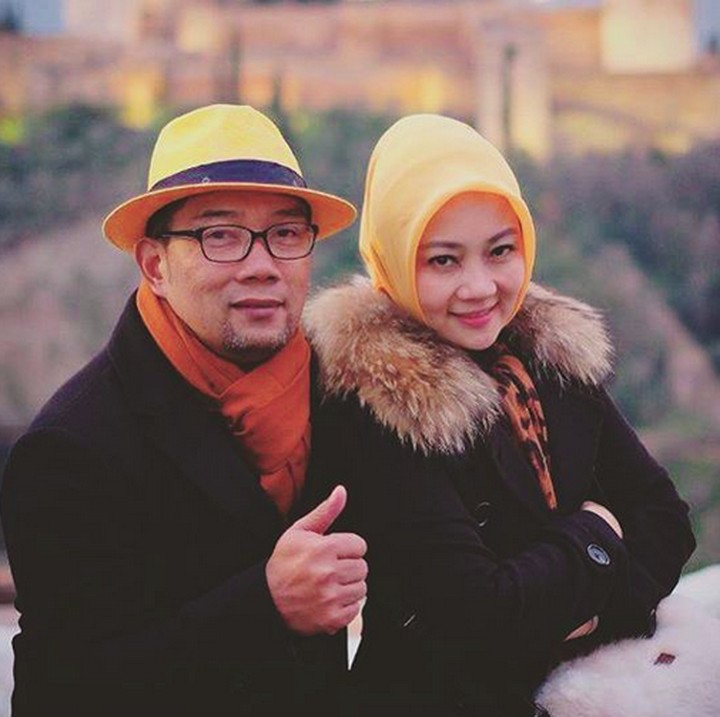 <p>Kompak! Nuansa busana yang dipakai Emil dan Atalia senada nih. (Foto: Instagram/ @ridwankamil)  </p>
