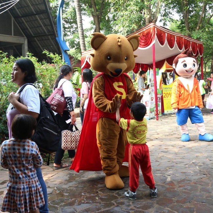 <p>Wah, si kecil asyik main-main dengan maskot Starmuno. (Foto: dok Kalbe Ethical Customer Care (KECC))</p>