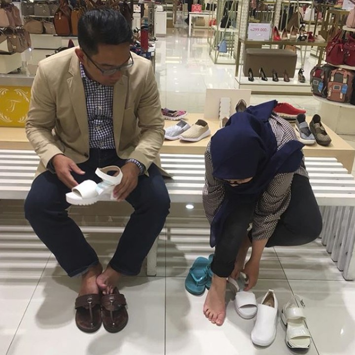 <p>Saat Ridwan Kamil menggantikan peran sang istri untuk sementara: menemani Zara membeli sepatu hi-hi-hi. (Foto: Instagram @ridwankamil)</p>