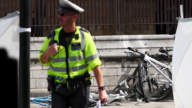Aparat Inggris mengidentifikasi pelaku penabrak penghalang Gedung Parlemen Westminster pada Selasa pagi (14/8) sebagai imigran asal Sudan.