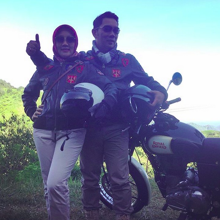<p>Naik motor berdua menyusuri pantai selatan di daerah Jawa Barat bisa jadi quality time Emil dan Atalia lho. (Foto: Instagram/ @ridwankamil)</p>