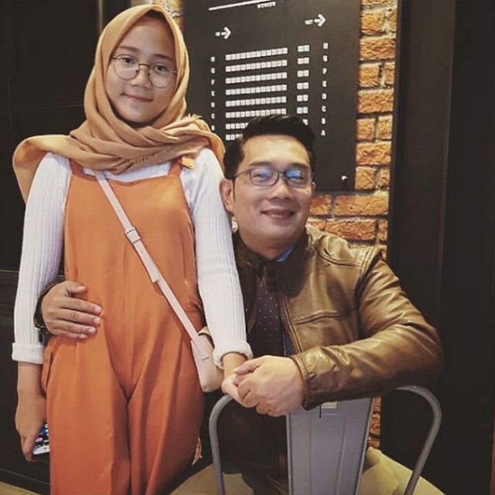 <p>Ridwan Kamil bersama putri bungsunya, Camillia Laetitia Azzahra yang akrab dipanggil Zara. Beberapa waktu lalu, Ridwan Kamil pernah cerita tentang kebesaran hati Zara saat mendaftar sekolah terkait sistem zonasi. (Foto: Instagram @ridwankamil)</p>
