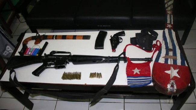 Satgas Pamrahwan Yonif 756/WMS berhasil mengamankan 8 orang yang diduga kelompok bersenjata dan beberapa pucuk senjata di Kabupaten Lanny Jaya, Papua.