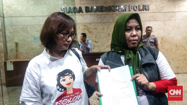 Relawan Emak Militan Jokowi melaporkan Mardani dan Neno Warisman ke Bareskrim karena menilai gerakan #2019GantiPresiden merusak demokrasi dan sarat provokasi.