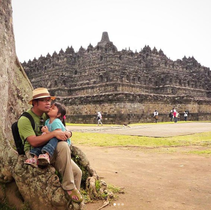 <p>Smooch! Cium sayang si kecil Zara buat Ayah Emil. (Foto: Instagram @ridwankamil)</p>