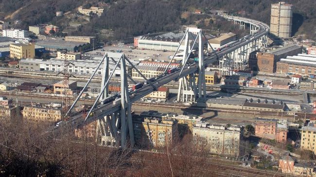 Hujan Badai Menyebabkan Jembatan Genoa Roboh Polisi Italia mengatakan jembatan jalan bebas hambatan di kota Genoa roboh karena hujan badai yang melanda kota di Italia itu.