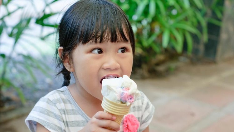 Makanan dan minuman manis tentunya sangat disukai anak. Namun, perlu hati-hati dan selektif dalam memberikannya pada si kecil.