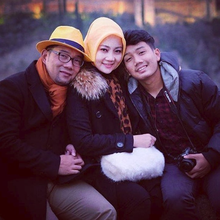 <p>Foto bertiga dengan sang bunda, Atalia Praratya. Zara mungkin yang menjadi fotografer jadi nggak masuk ke dalam frame ya? (Foto: Instagram @ridwankamil)</p>
