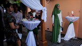 FOTO: Blogger Pendobrak Citra Negatif Muslim di Myanmar Seorang blogger Muslim Myanmar mencoba mengubah stigma umat muslim di negara tersebut dengan cara mengajarkan cara berbusana dan kecantikan.
